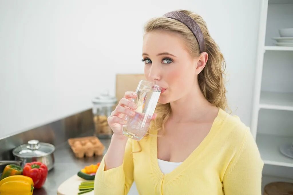 Нельзя пить воду после еды. Пить воду с едой. Девушка пьет воду перед едой. Девушка со стаканом воды. Девушка пьет воду.