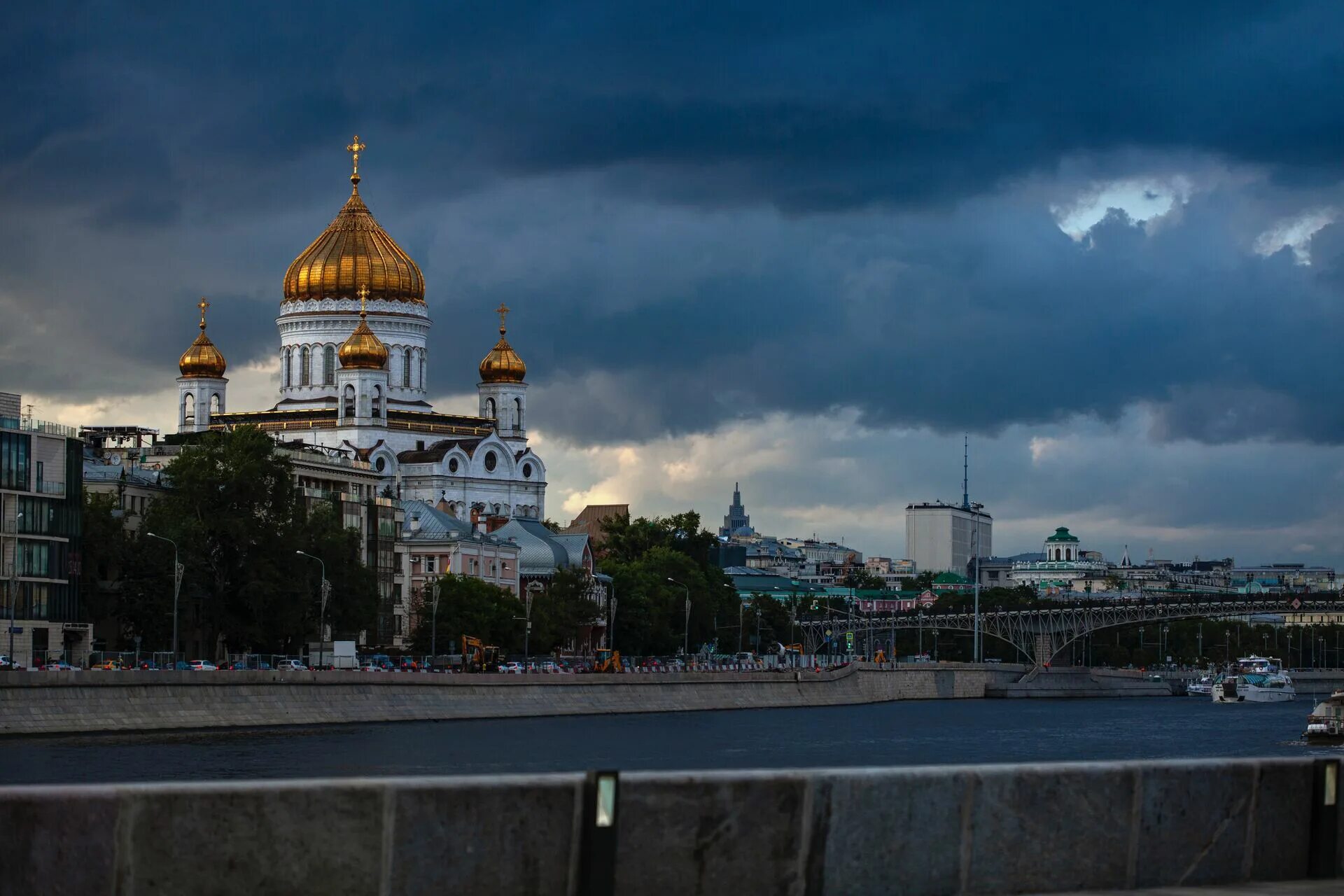 Москва. Храм Христа Спасителя. Бассейн Москва храм Христа Спасителя. Вид на храм Христа Спасителя.