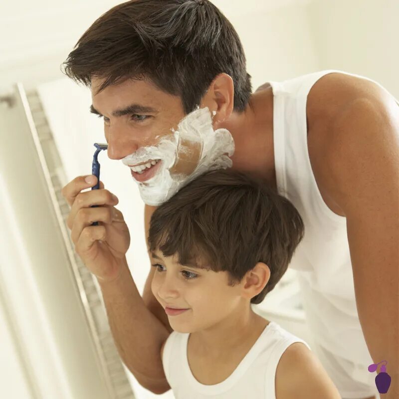 Отец бреется. Мальчик бреется. Мужчина бреется детей. Красивый мужчина бреется. Брею сыну видео