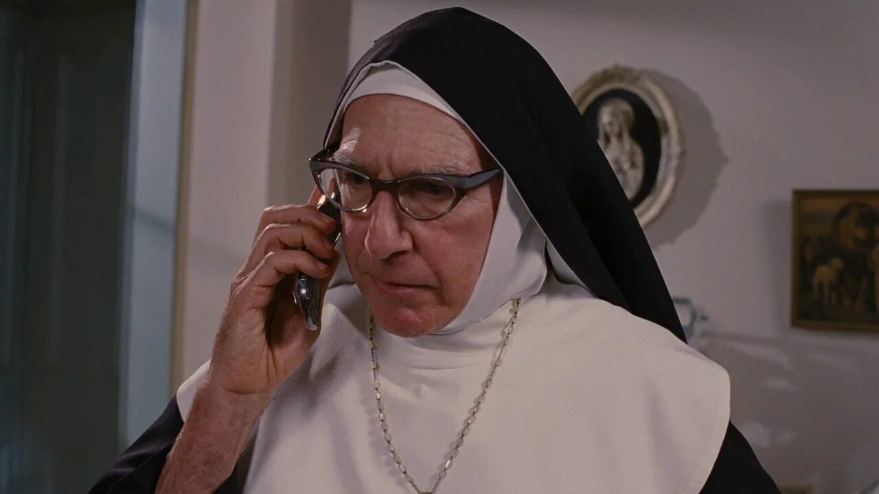 Девушки монашки селфи. Уэнди маккена сестричка действуй. Монашка в автобусе. Монахиня действуй сестра. Монашка в автобусе.