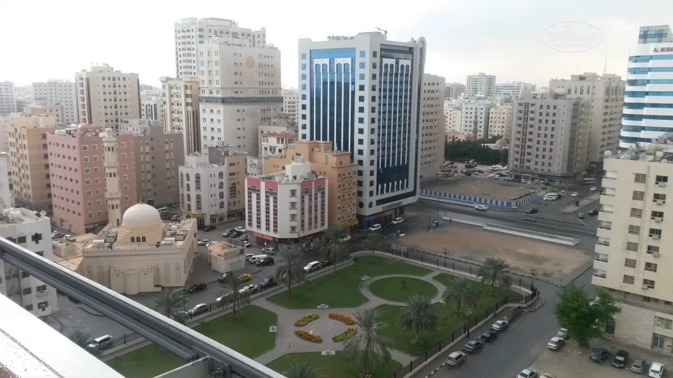 Аль хамра молл. Al Hamra Mall магазины. Al Hamra Mall торговый центр в рас Аль. Al Hamra Hotel Sharjah 4.