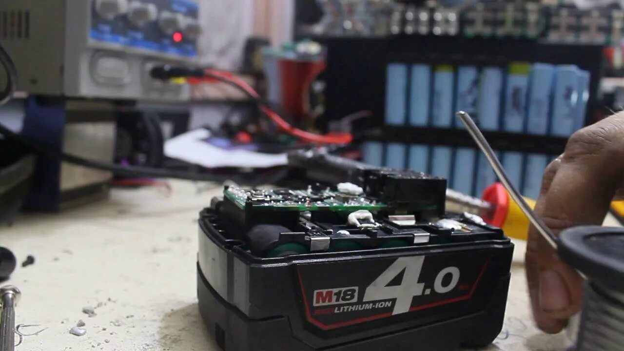 Battery repair. Плюс минус аккумуляторы Milwaukee. How charge Milwaukee m18. Аккумуляторы для инструмента sf8m104. Сборка аккумулятора Милуоки.