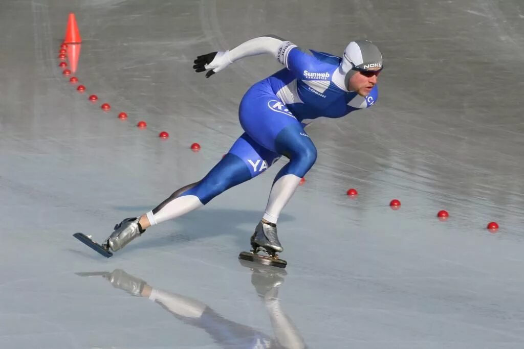 Зимние виды спорта. Зимние виды спорта конькобежный спорт. Скоростной бег на коньках. Конькобежный спорт это вид спорта.