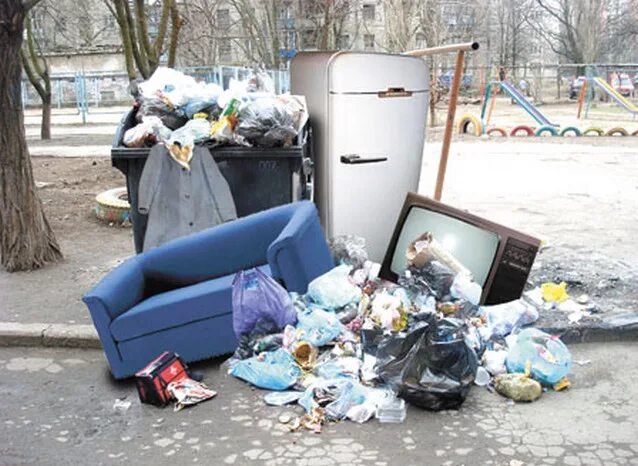 еда в мусорке. вещи на мусорке. выброшенные вещи. выброшенные вещи. продукты на помойке.