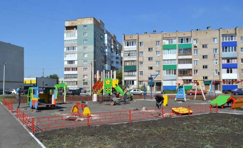 Проспект нефтяников 29 салават. Любимый дворик салават. Дворик в городе. Башкирские дворики уфа. Любимый дворик салават директор фото.