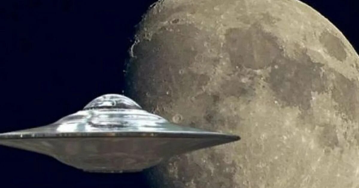 На луне есть инопланетяне. Инопланетный корабль на луне. Луна корабль инопланетян. Инопланетяне в космосе. Про луну инопланетяне.