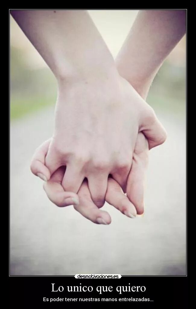 переплетенные пальцы. скрещенные пальцы рук. переплетите пальцы рук. руки мужчины и женщины. сомкнутые ладони.