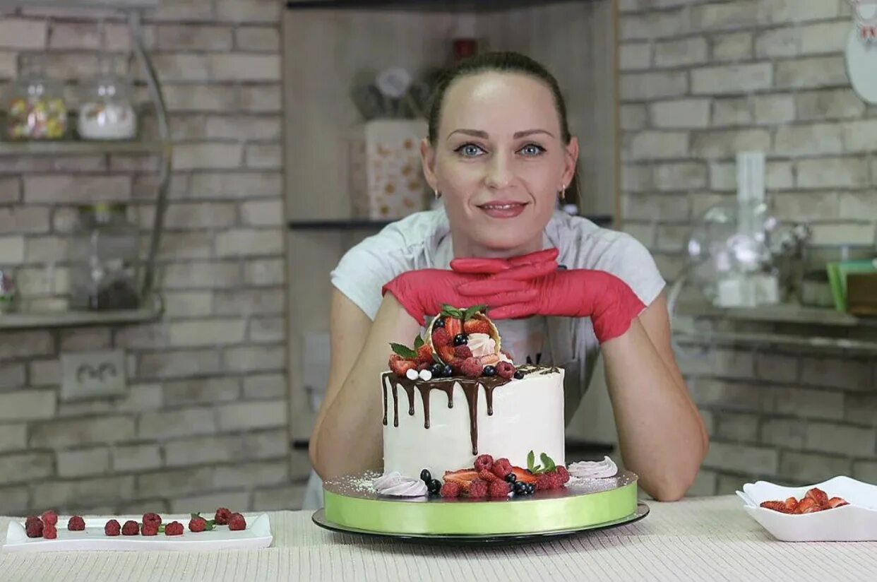 Шоу кондитер на пятнице. Ренат агзамов торты шоу кондитер. Пошел кондитер. Ренат агзамов шоу кондитер 4 сезон. Шоу кондитер анастасия никонова.