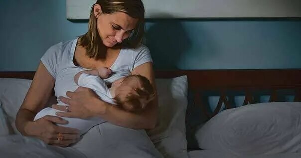 Night feeding. Ночное кормление ребенка. Мать сон ребенок. Спящий ребенок ночью. Мама с новорождённым.