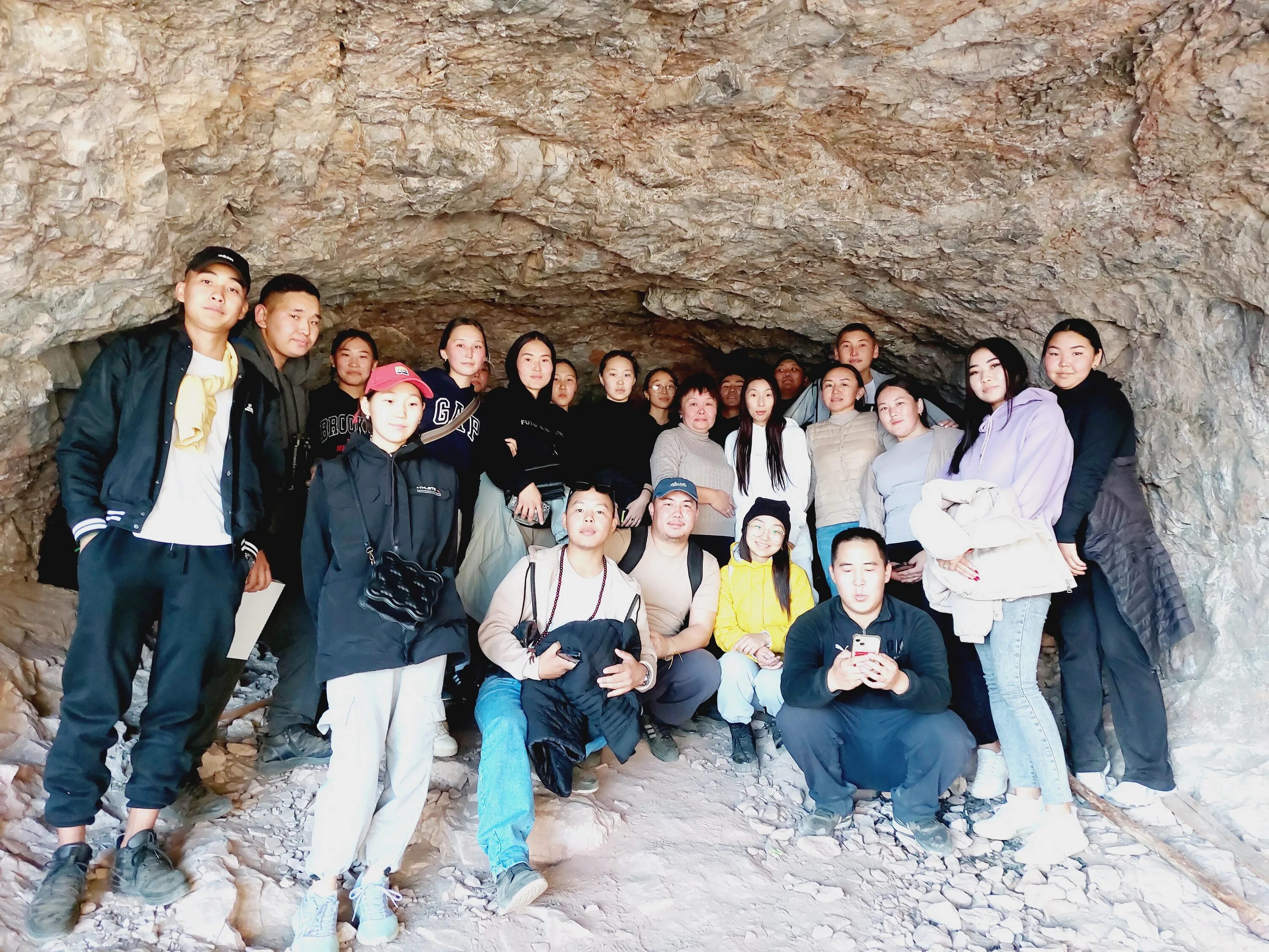 Пещера внутри. Солистка ансамбль падида. Заблудился в пещере. Студенты в пещере. Карстовые пещеры сатаплиа.