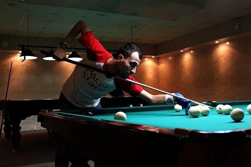 бильярд небожители. бильярд мужчина. игрок в бильярд. смертельный бильярд death billiards. илья пискарев бильярд.