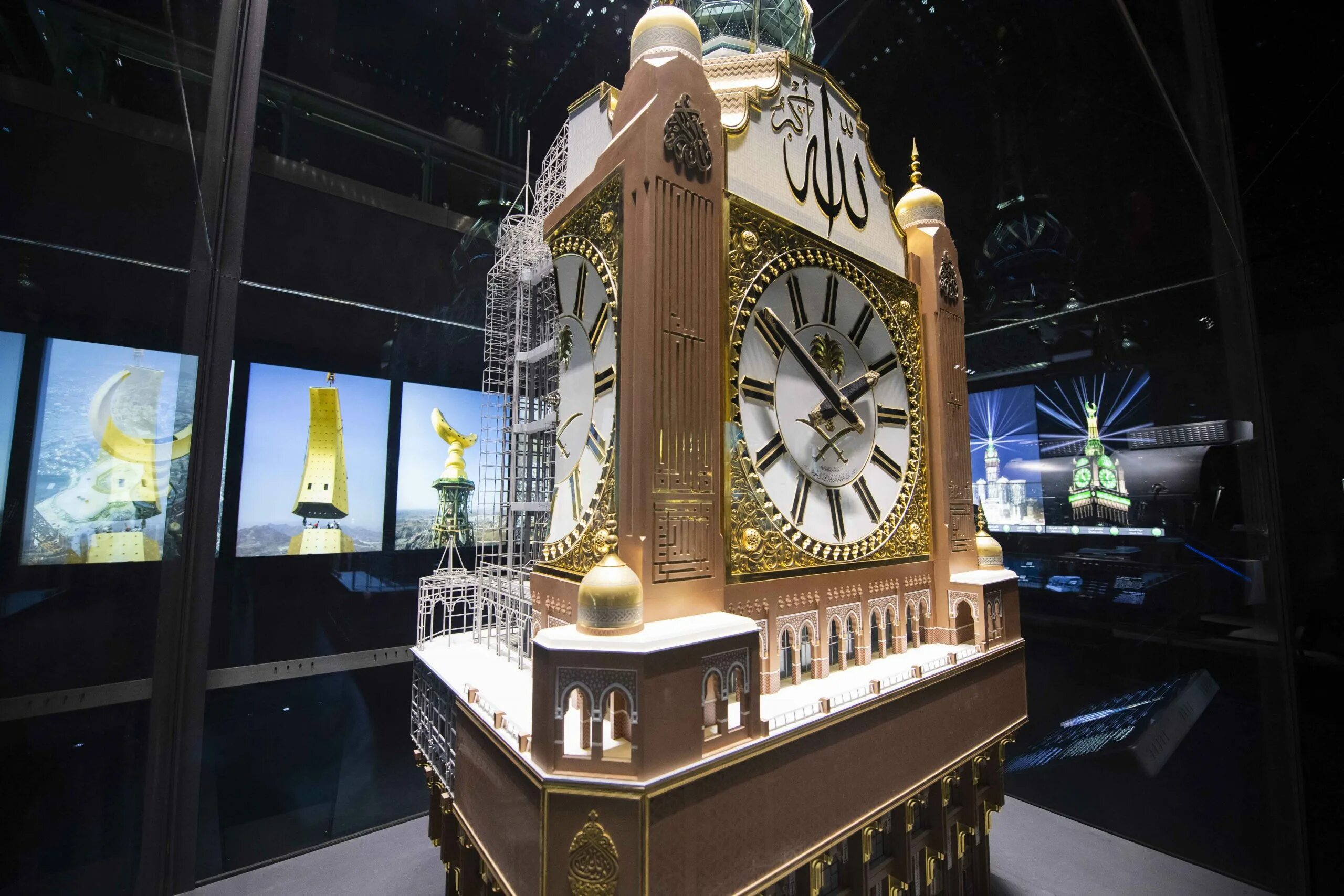 Тематический парк студии часы королевский бак. Makkah Royal Clock Tower. Clock Tower Museum Мекка. Часовая башня саат Кулеси. Королевская часовая башня Мекка Саудовская Аравия.