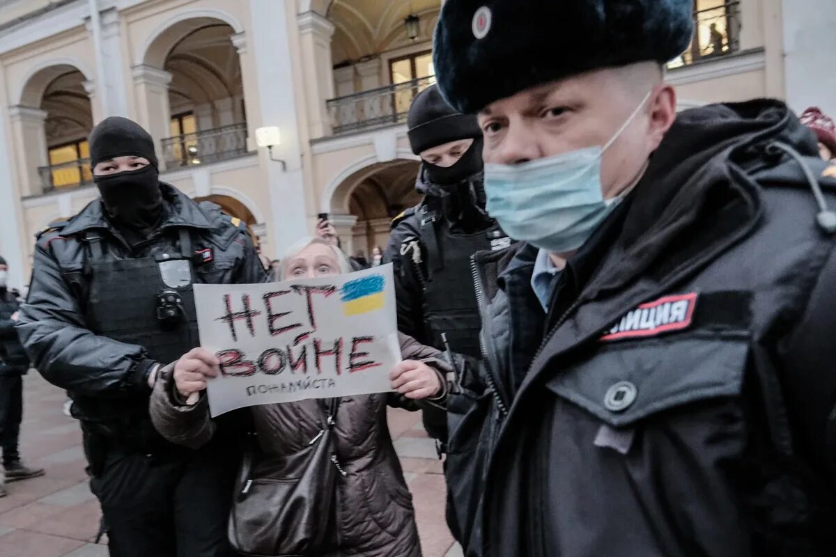 Митинг нет войне. Нет войне протесты задержания. Протесты в Москве против войны. Нет войне задержания пикеты. Митинг 17.02 2024