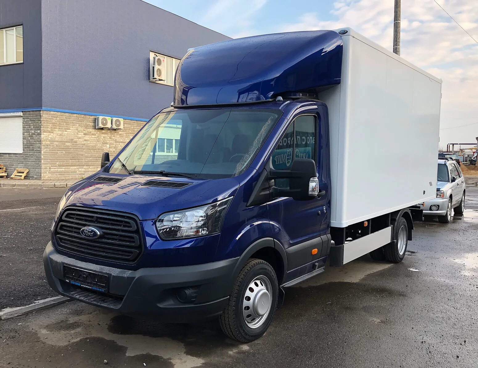 Купить легкий транспорт бу. Ford Transit грузовой. Форд Транзит фургон. Форд Транзит 2018 грузовой фургон. Форд Транзит 2020 будка.