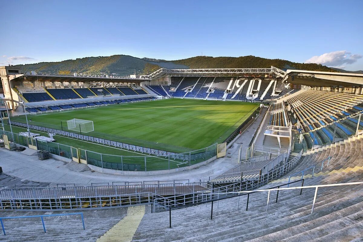 Стадион stadium. Бергамо Италия стадион Аталанты. Стадион Аталанта Бергамо. Стадион Гевисс Стэдиум Бергамо. ФК Аталанта стадион.