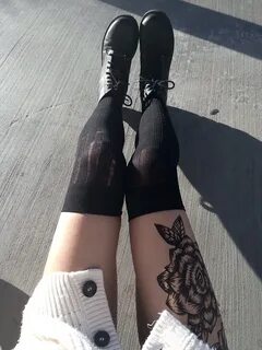 Нога в черном чулке