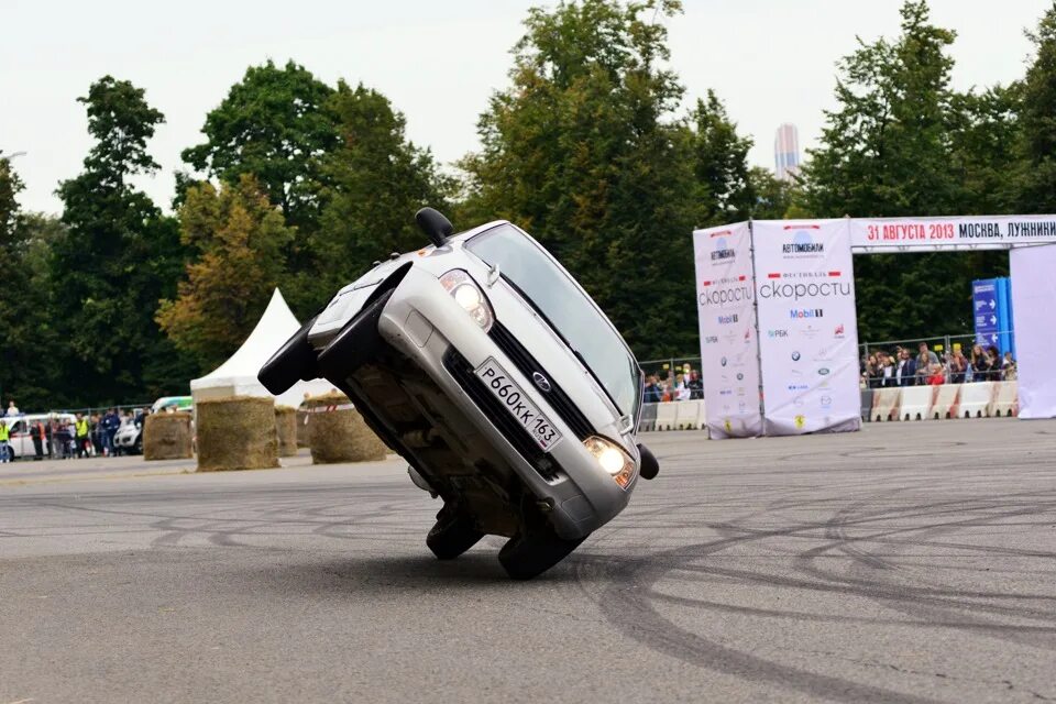 Езда на двух колесах. Автомобиль на двух колесах. Езда на двух колесах. Автомобиль на двух колесах. Машина на двух колесах.