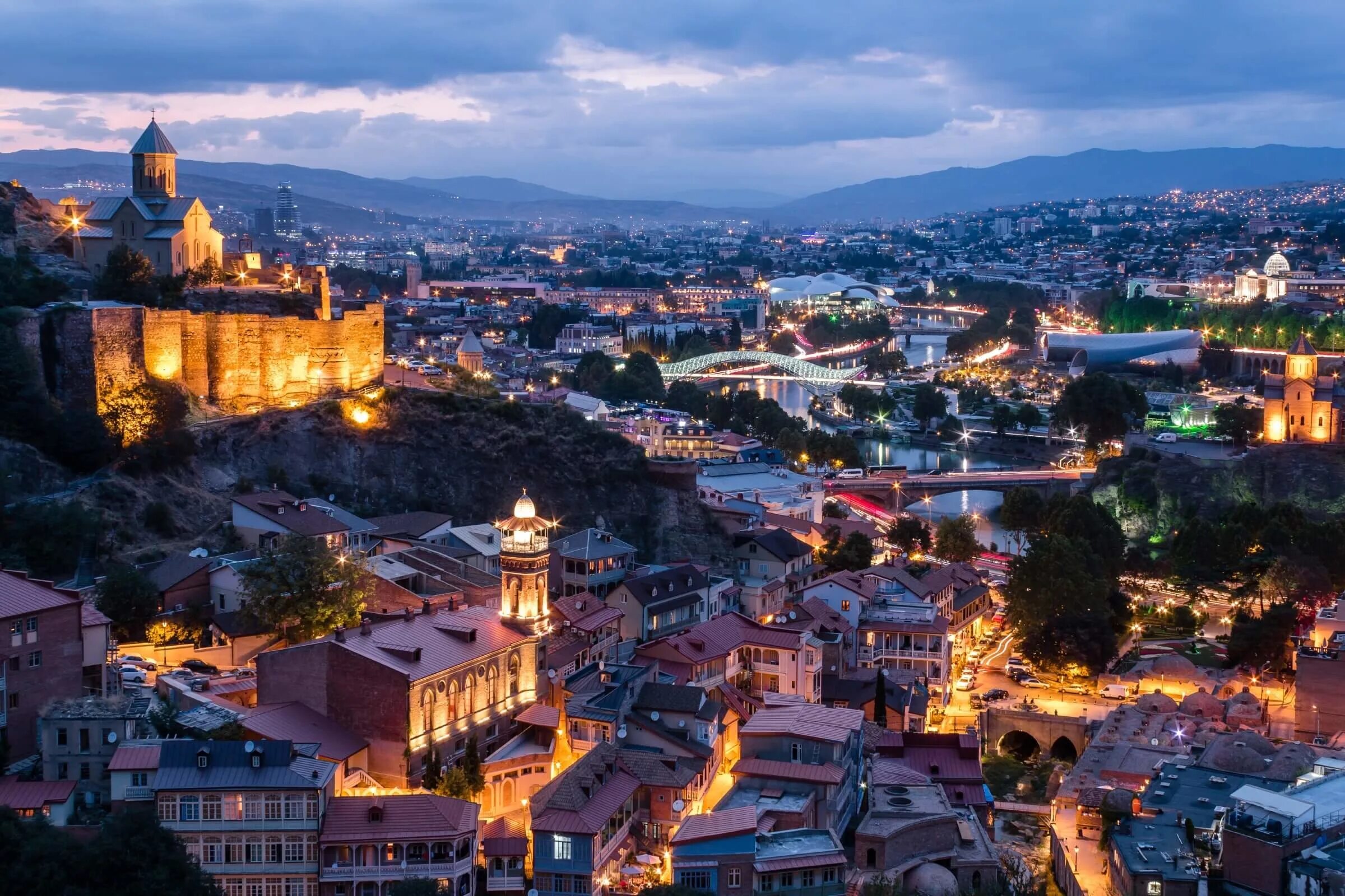 Tbilisi city. Грузия Тбилиси. Вечерний Тбилиси. Грузия город Тбилиси. Тбилиси центр.