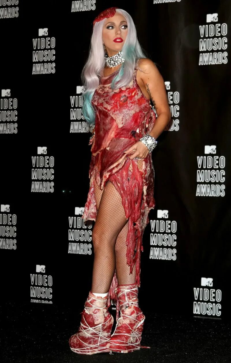 Леди Гага рост. Леди Гага платье из мяса. Мясное платье леди Гаги фото. Леди гага в мясе