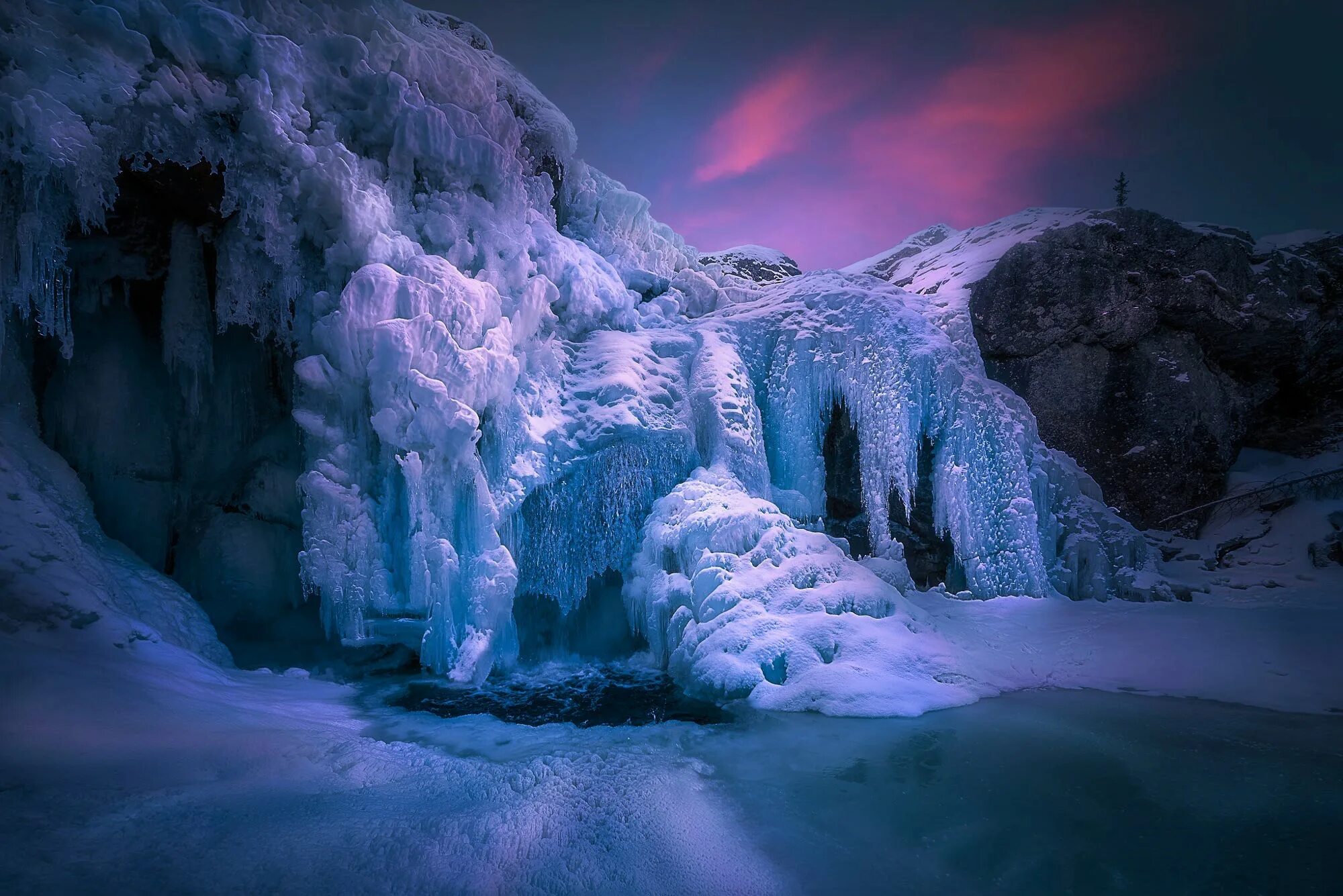 Норвегия ледник водопад. Замерзший водопад Фенг. Ледяной пейзаж. Зимний водопад.