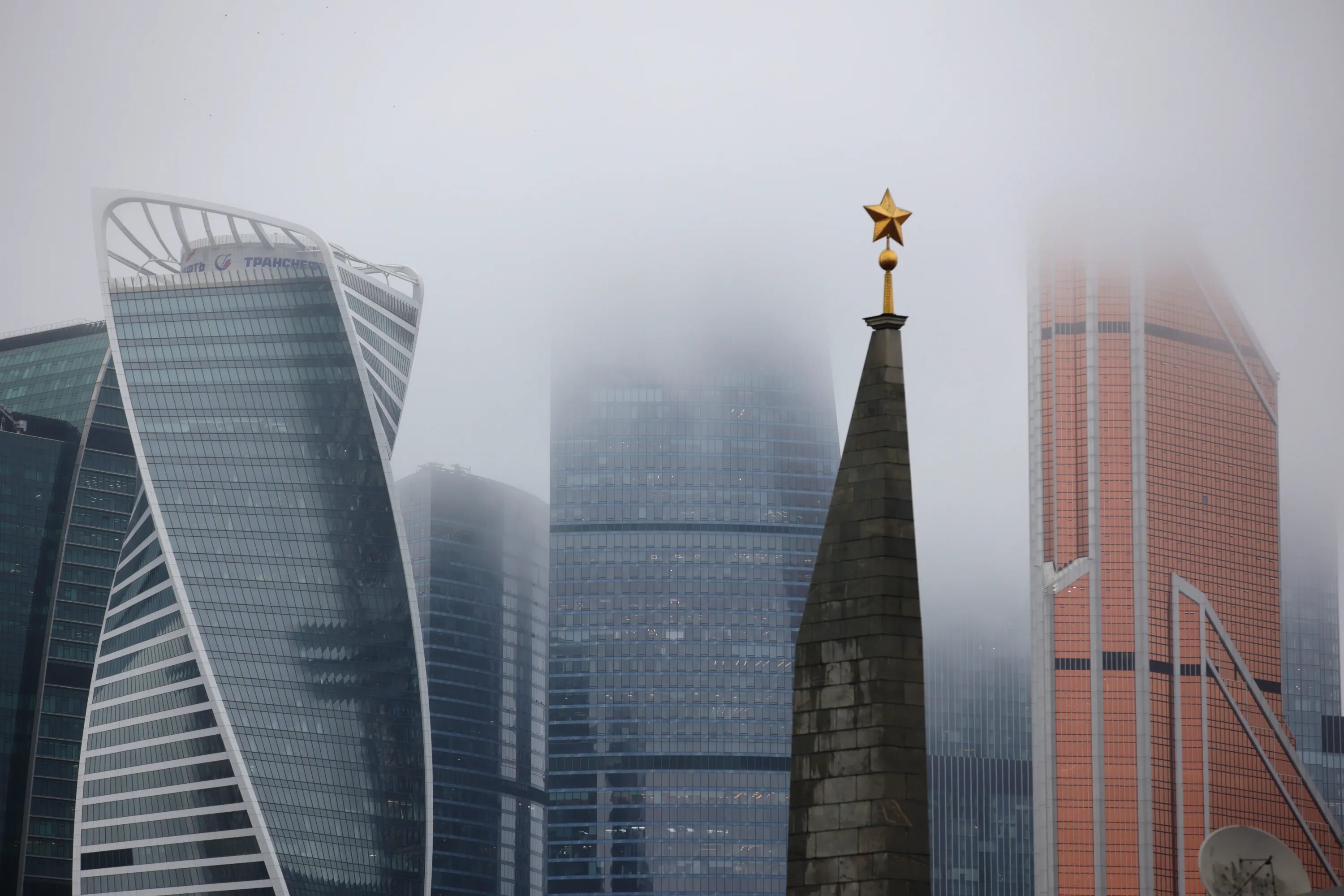 Смог 2025. Башня меркурий москва сити. смог в москве 2025. москва 2025 москва сити. москва сити 2025 год.