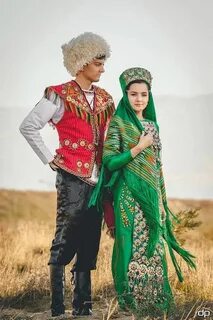Пара в национальных костюмах