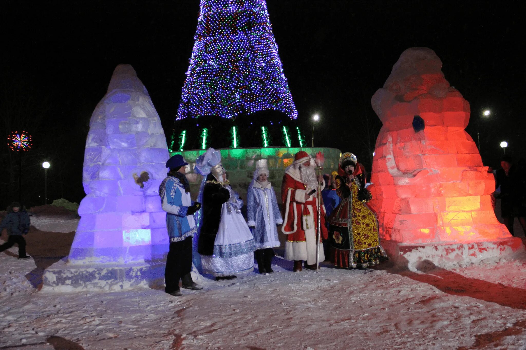 Когда открытие елки. Вейделевка открытие елки. Оренбург елка на советской 2022. Открытие елок оренбург 2021. Открытие главной елки переславль.