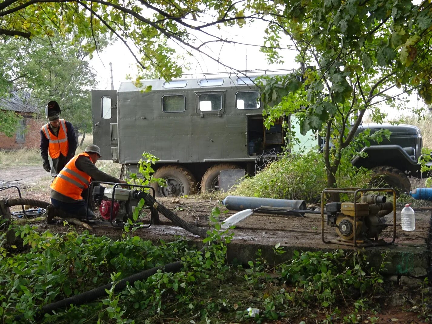 аварийная водопровод. шахты порыв на коллекторе. шахты порыв на коллекторе. шахты водоканал. авария на водоводе в шахтах.
