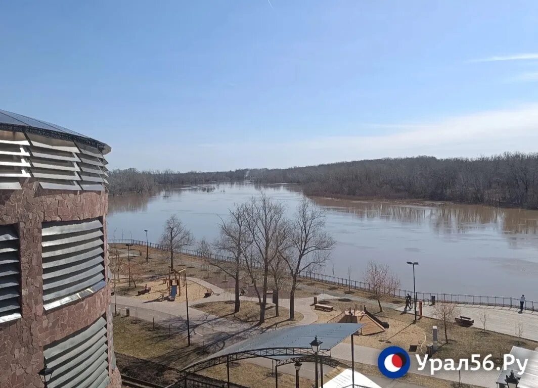 Оренбург какой уровень воды в урале сегодня. Набережная Урала Оренбург. Набережная реки Урал Оренбург. Набережная 2/1 Оренбург. Фото набережной Оренбург сейчас.