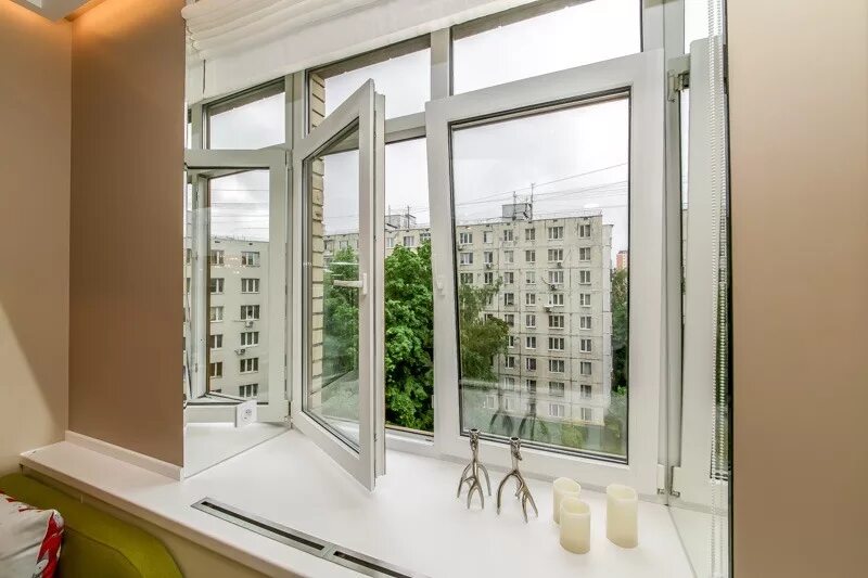 Широкое окно. Пластиковые окна в деревянном доме. Оконный проем. Окно в интерьере. Интерьер окна в гостиной.