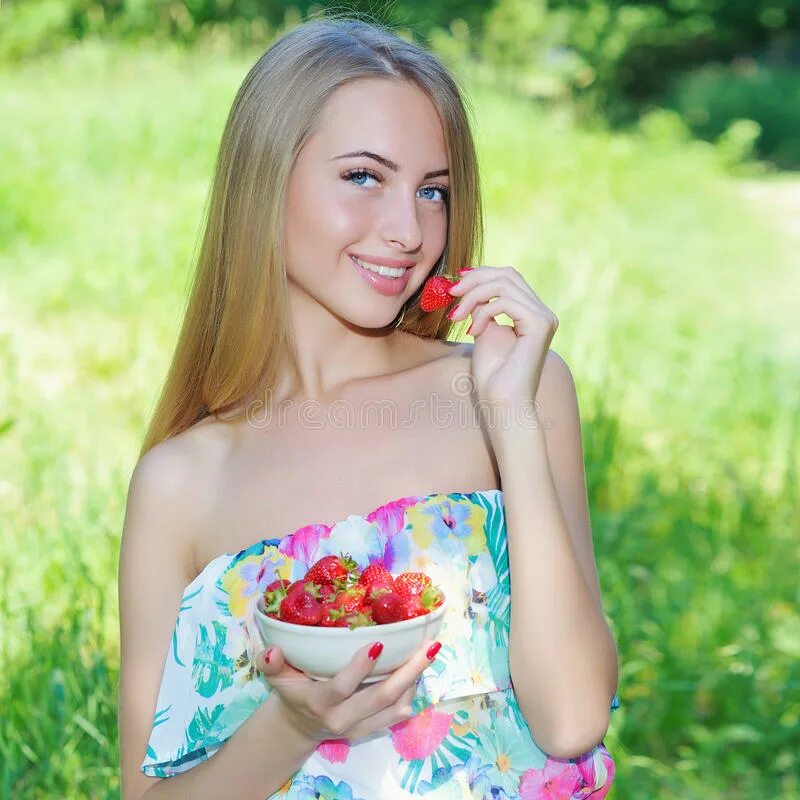 Strawberry запись привата. Девушка с клубникой фотосессия. Блондинка с клубникой. Фотосессия с клубникой девушка в студии. Русская девушка с клубникой.