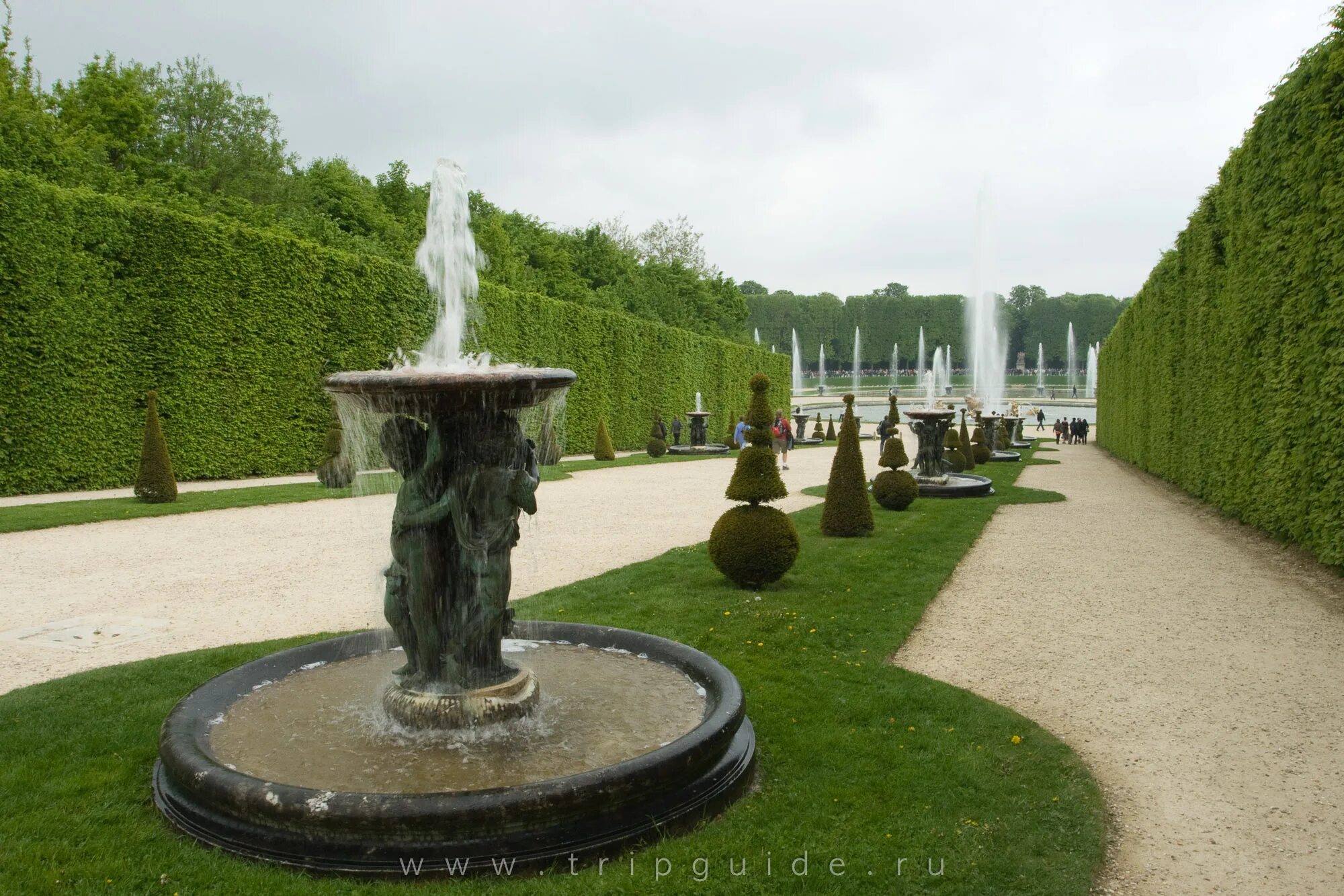 Версаль режим работы. Фонтан Аполлона Версаль. Версальский парк: зеленая ваза. Реки Франции скульптура в Версале. Фонтан на площади в парке Версаль.