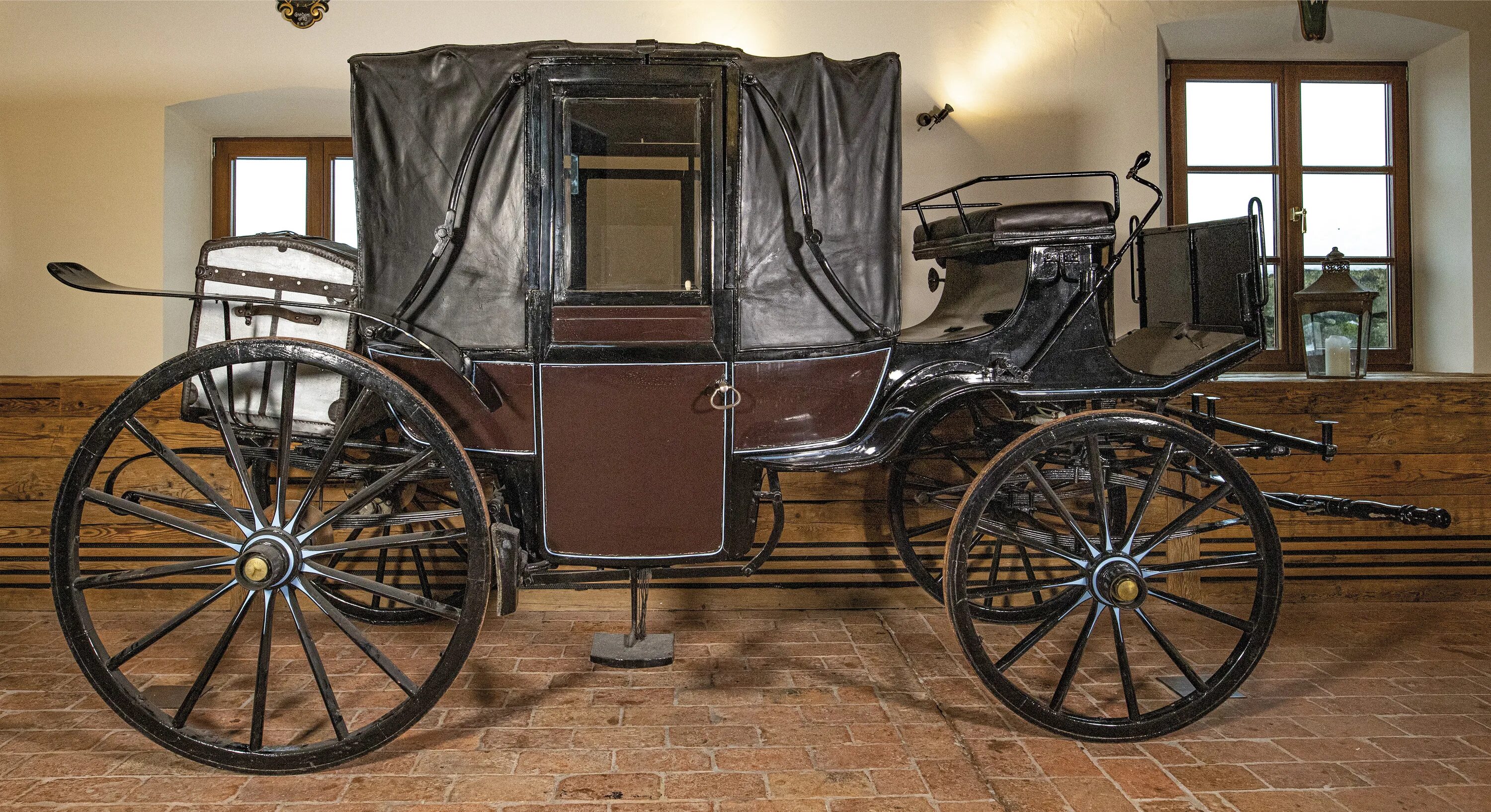 Выходит из кареты. Золотая карета елизаветы 2. Карета короля франции 1840. Выходит из кареты. Выходит из кареты.