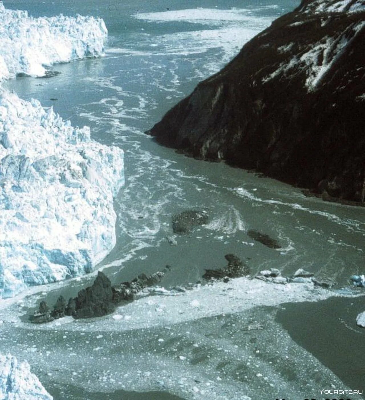 Ледниковые озера северной америки. Ледник Хаббард. Hubbard Glacier. Ледниковые озера. Озеро в леднике.