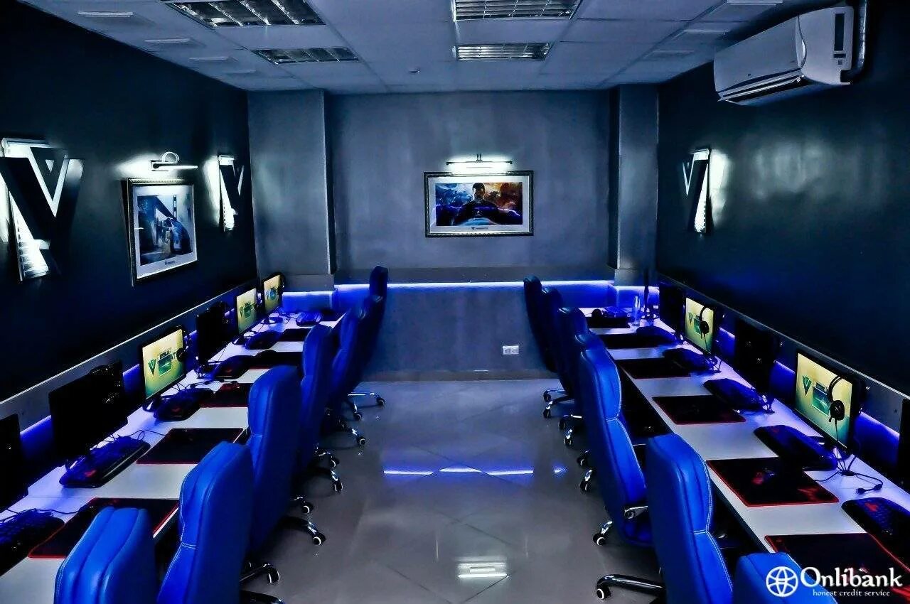 Интернет кафе это. Компьютерный клуб. Дизайн компьютерного клуба. Игровой компьютерный клуб. Игровой компьютерный зал.