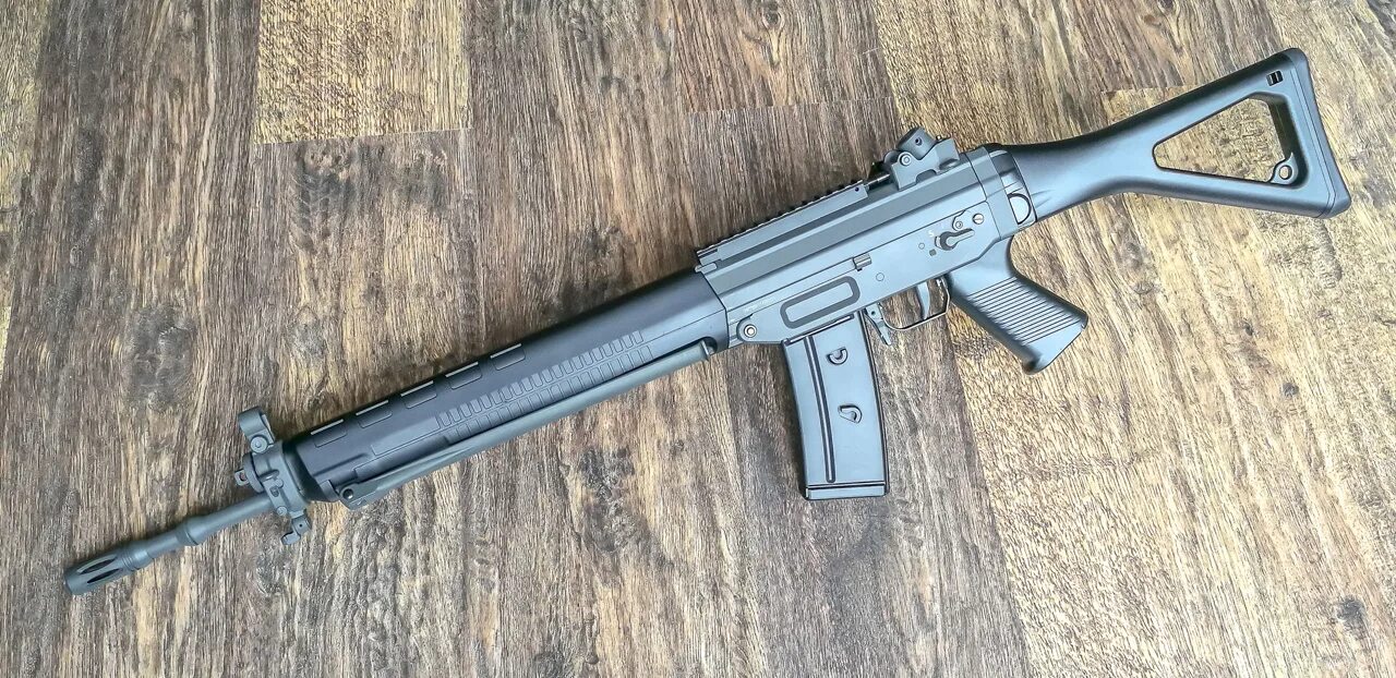 Sig sg. Sig sg 550. автомат sig sg550. штурмовая винтовка sig sg 550. сиг 550 винтовка.