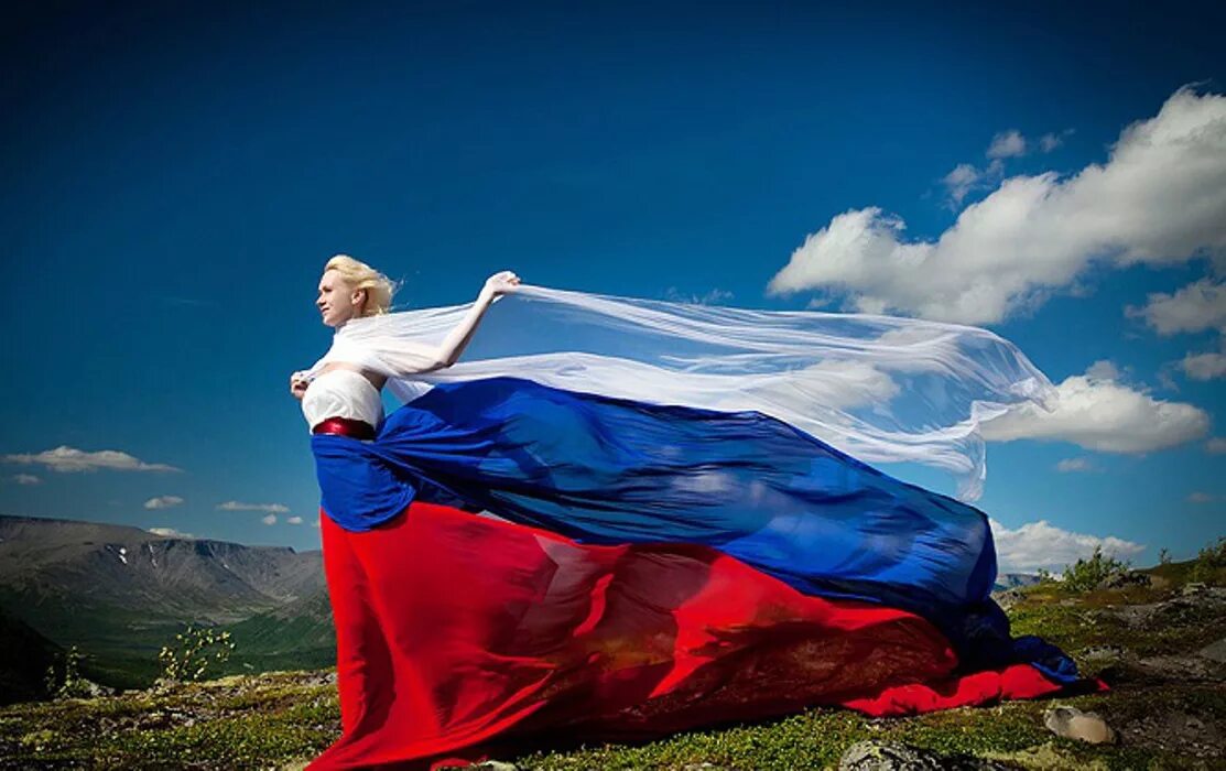 Жить россия будет по новому. Флаг России. Флаг России красивый. Россия картинки. Российский флаг фото.