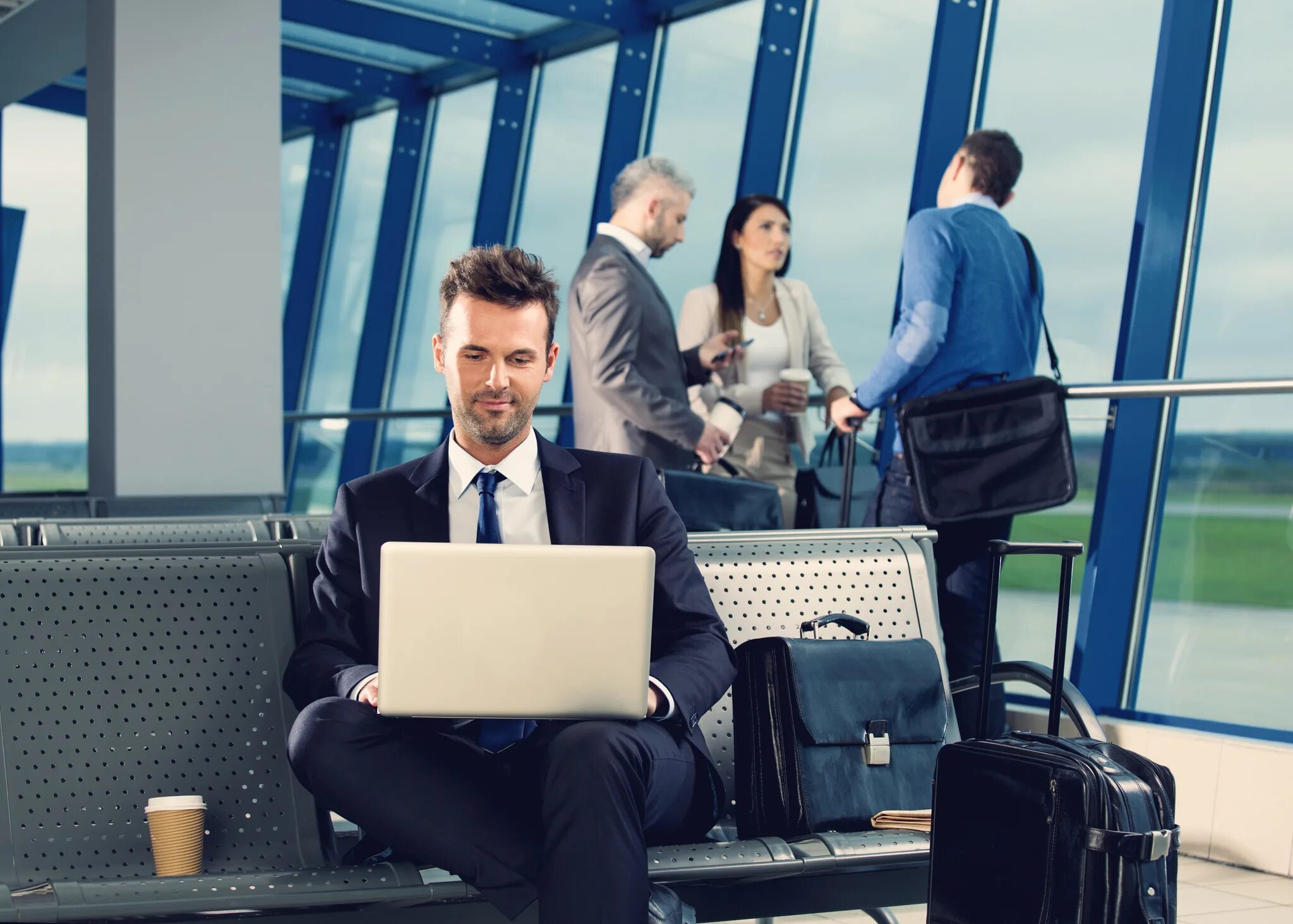 Сотрудник работает в другом городе. Молодые специалисты. Женщина с коробкой. Сотрудник работает в другом городе. Люди в офисе.