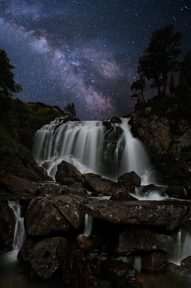 вечерний водопад. водопад ночью. луна и водопад. водопад в горах. ночной водопад в горах.
