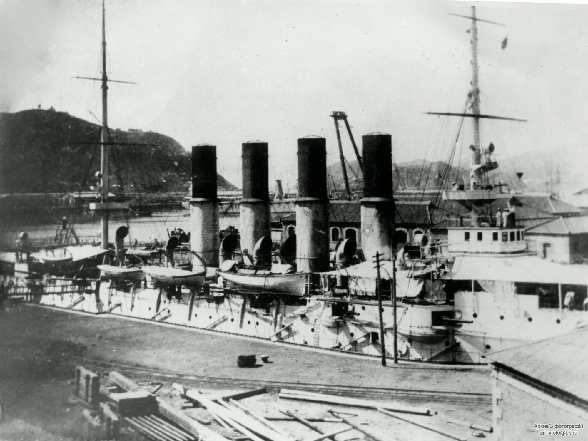сражение крейсера варяг. крейсер варяг порт. варяг бронепалубный крейсер бой. боевые корабли россии книга. крейсер варяг тату.