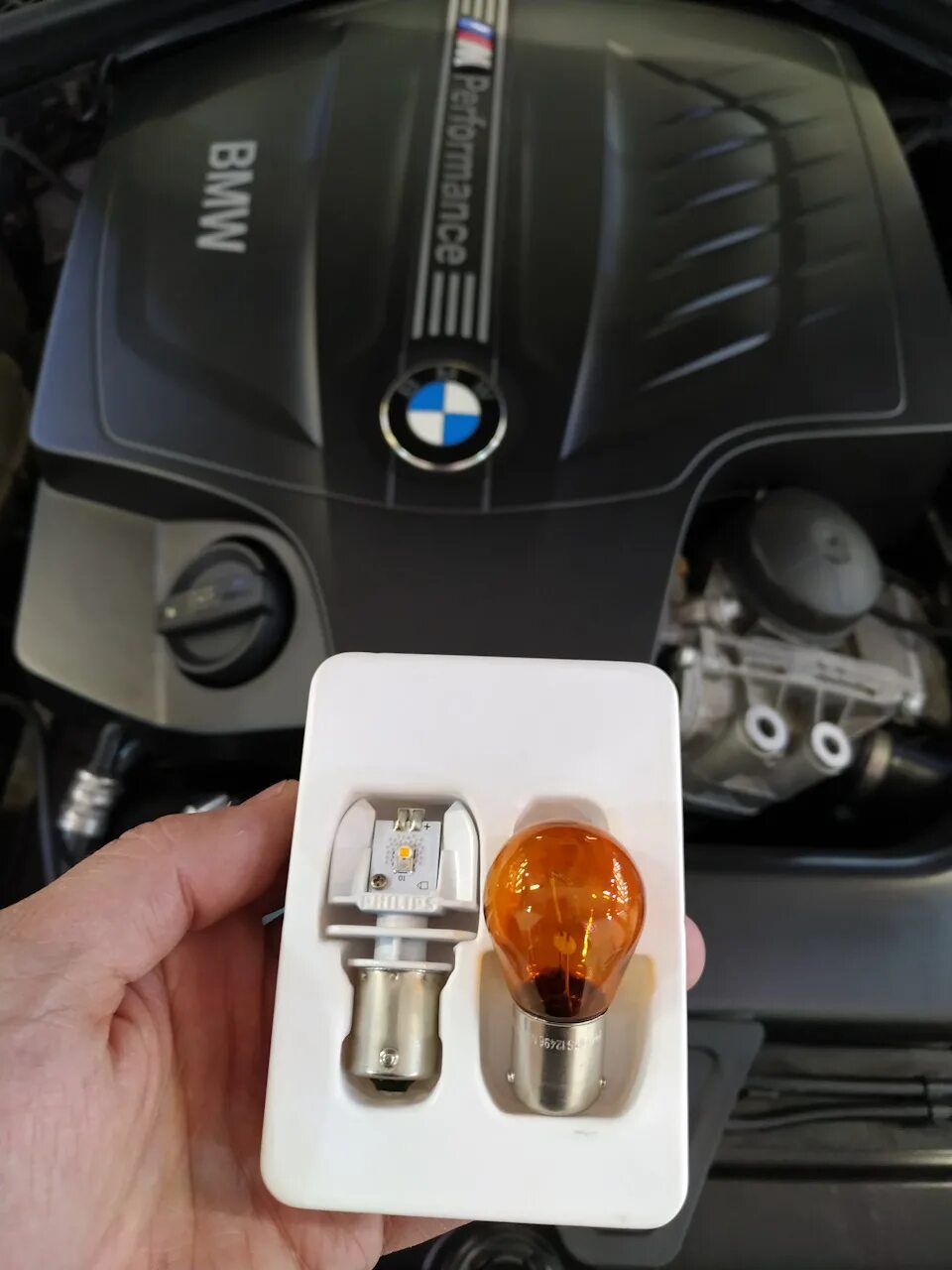Замена лампочек заднего хода BMW F30 - BMW 3 series (F30), 2 л, 2013 года аксесс