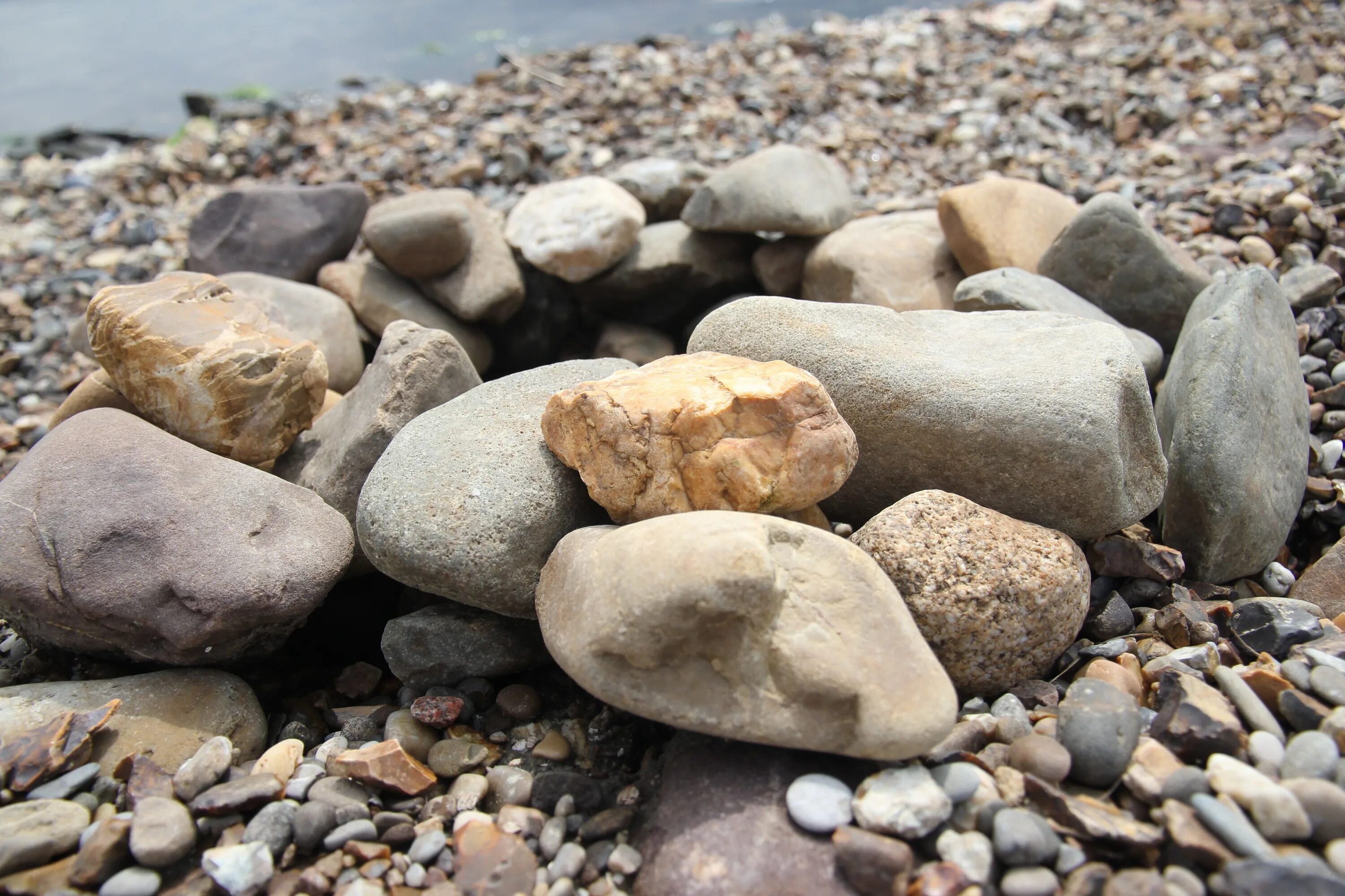 Stone child. Камни. Камень валун. Камень щебень. Крупная галька.