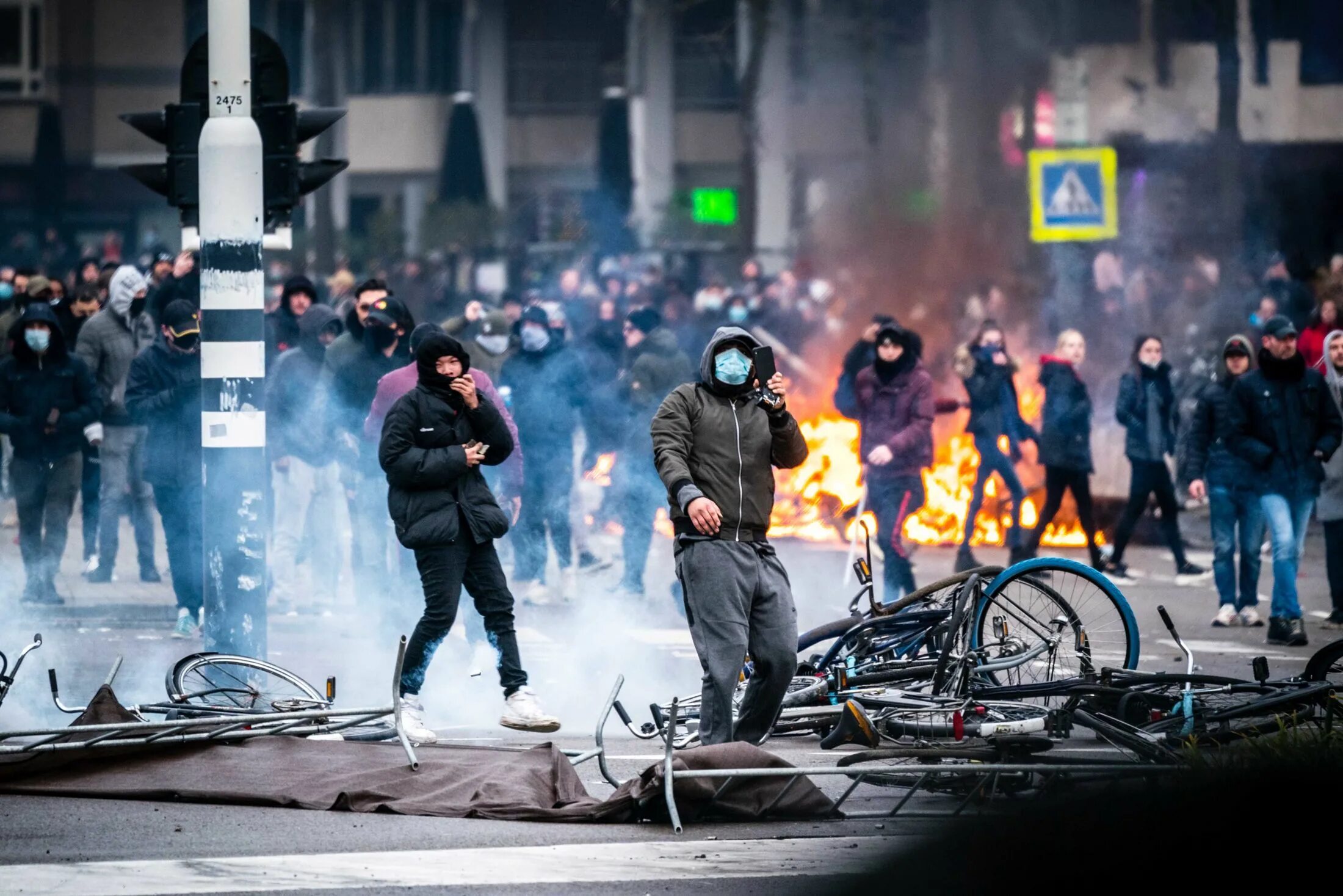 Протесты в Амстердаме. Протесты в Нидерландах 2021. Массовые беспорядки в Европе.