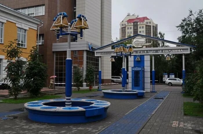 Максима горького 12 новосибирск. Аллея связистов новосибирск. Аллея связистов в парке победы. Аллея связистов томск. Сквер имени никулина в новосибирске.