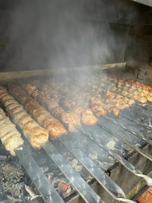 Средний размер шашлыка. Шашлык на мангале на природе. Шашлык из курицы ассорти. Шашлык 13. Шашлык 13.