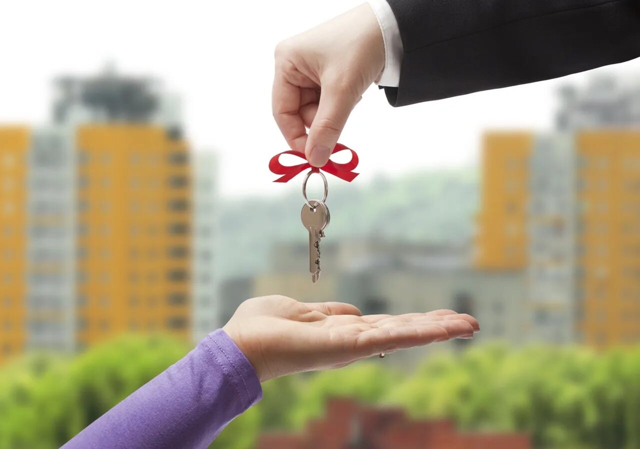 Запиши по группам ключи от квартиры. Ключи от квартиры. Ключи от новой квартиры. Вручение ключей от квартир. Жилье сиротам.