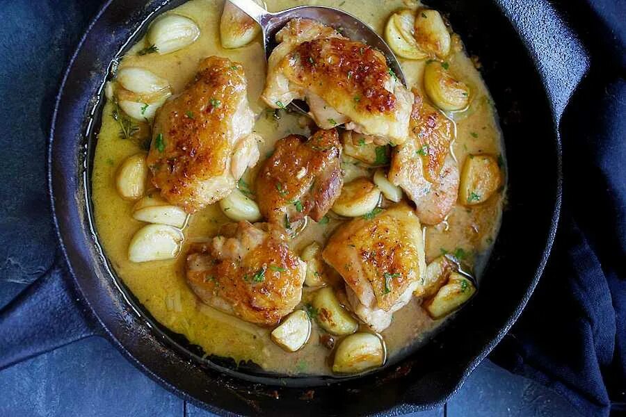 Блюда с чесноком. Бедрышки куриные на сковороде. Бедро куриное на сковороде с чесноком. Жареная курица с чесноком.