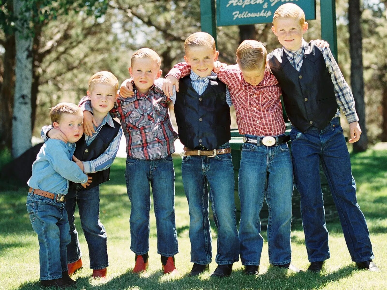 Большая счастливая семья. Ребенок со смартфоном. Best friends мальчик и девочка. Счастливый ребенок. Отношения мальчик с мальчиком.