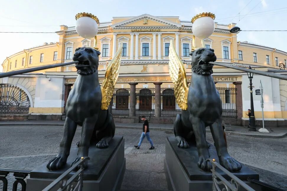 Петербург львы с крыльями. Канал Грибоедова банковский мост Санкт-Петербург. Мост с грифонами в Санкт-Петербурге канал Грибоедова. Питер банковский мост Грифоны. Санкт-Петербург банковский мост с грифонами на канале Грибоедова.