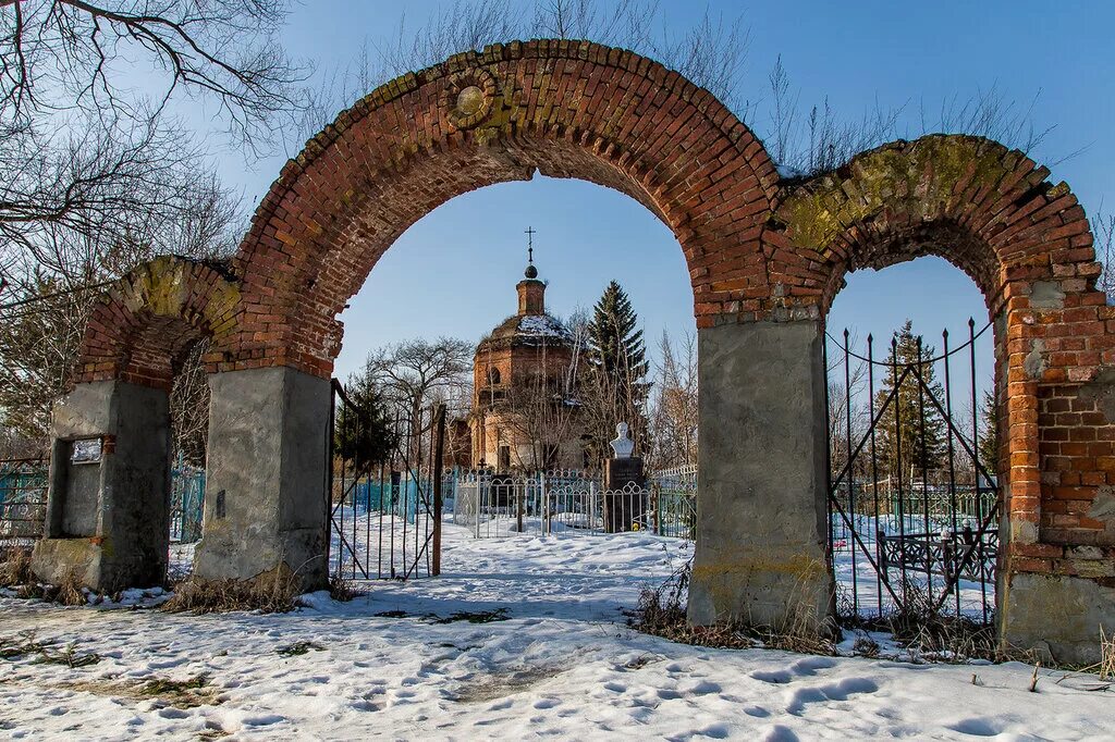 Храм Крапивна Тульской области. Церковь в Крапивне Тульской области. Церковь всех святых в Крапивне Щекинского района Тульской области.